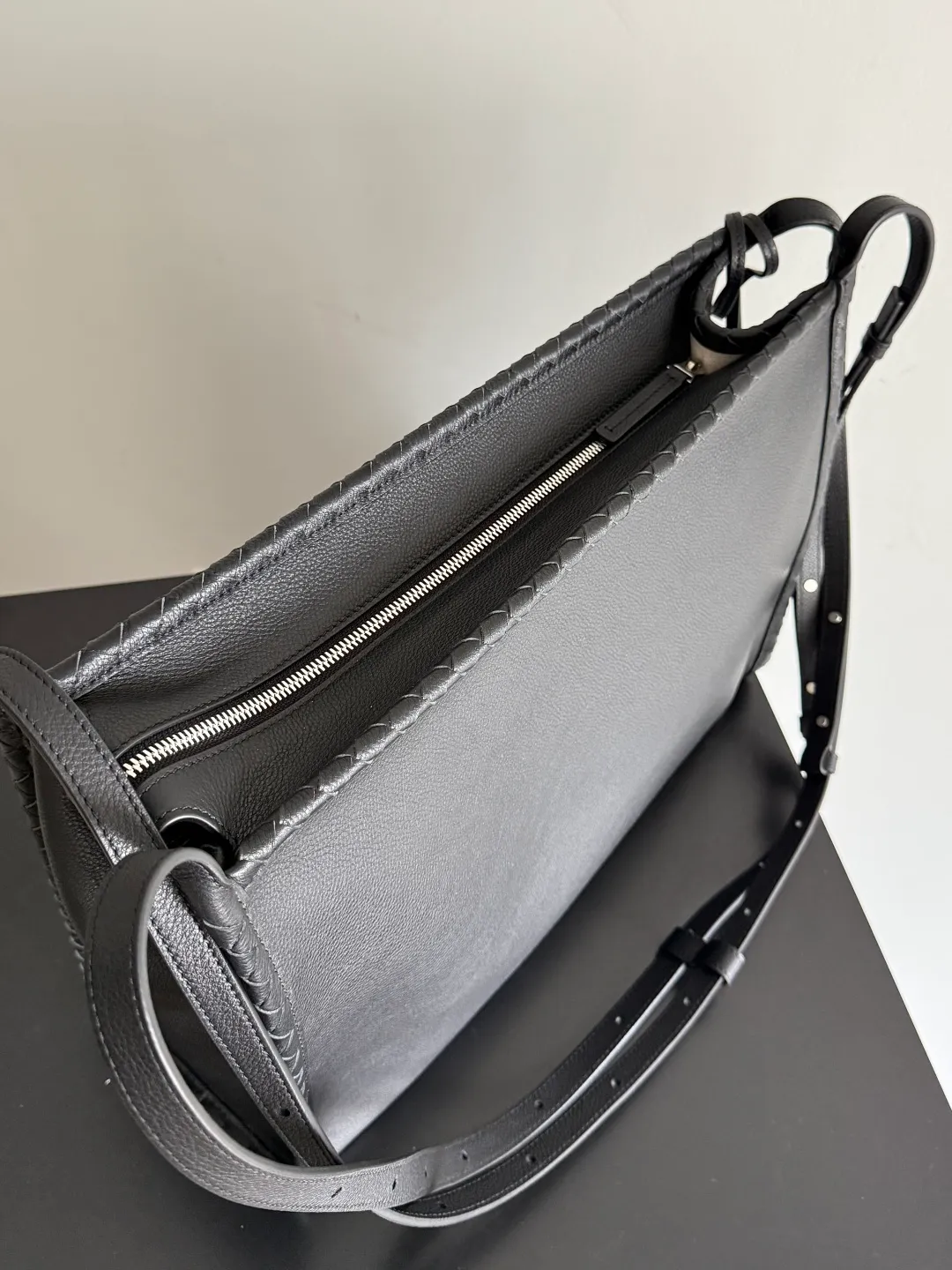 Batch 2220 BOTTEGA VENETA 2025 new Corriere Messenger bag is made of high-quality cowhide leather with fine surface texture, double handles, canvas interior, woven piping details and adjustable shoulder straps, which not only improves the overall texture but also enhances the flexibility of use. It can be carried on the shoulder, cross-body, or handheld, and can hold a 15-inch computer. It is light in weight and has a natural sense of relaxation. It also comes with a keychain. It has perfect details. It combines practicality and fashion, making it suitable for daily commuting or leisure occasions. Style number: 826852 (71227) Size: 39*29*14.5cm